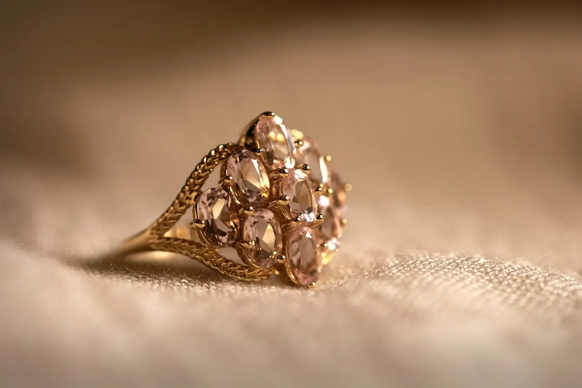 Elegáns karkötő részlet az AvellorianbrightAtelier kollekciójából